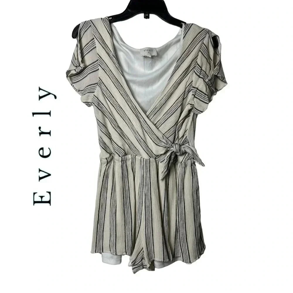1744. EVERLY SHORT SLEEVE ROMPER STRIPES PATTERN TIE IN FRONT SIZE LARGE CREAM